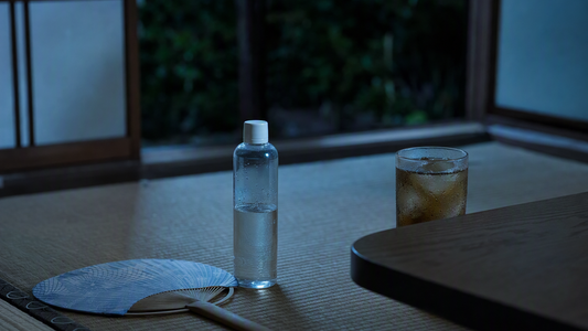 化粧水だけのスキンケアを続けるとどうなる？「今日は乳液を省く」がOKな日・NGな日と、最低限の一手