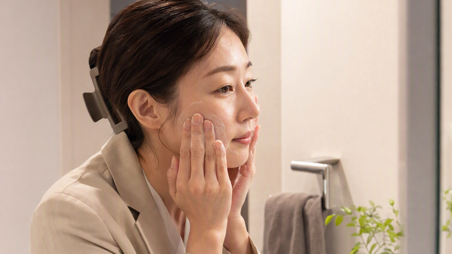 メイクを落とすタイミングはいつ？「帰宅後すぐ・お風呂で・寝る前」の違いと、疲れた日の最短ルート