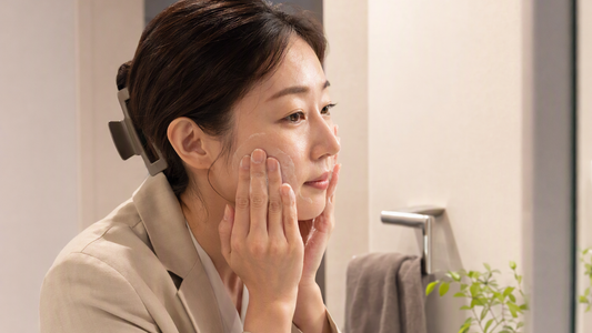 メイクを落とすタイミングはいつ？「帰宅後すぐ・お風呂で・寝る前」の違いと、疲れた日の最短ルート
