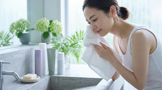 洗顔後、タオルでゴシゴシ拭いていませんか？肌をこすらない水分の拭き取り方
